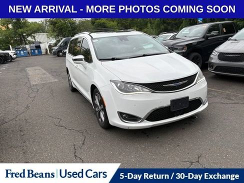 Used 2018 Chrysler Pacifica Limited w/ Tire & Wheel Group FWD image 2