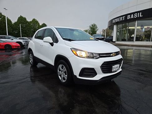Used 2018 Chevrolet Trax LS FWD image 3