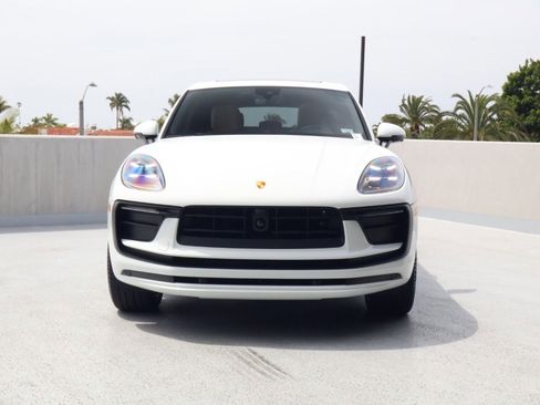 Certified 2025 Porsche Macan image 6