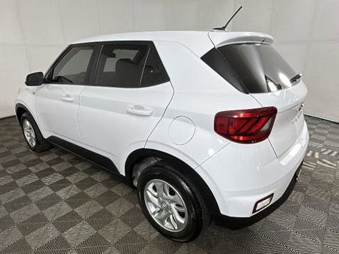 Used 2024 Hyundai Venue SE FWD image 5