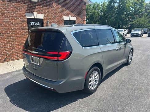 Used 2022 Chrysler Pacifica Touring-L FWD image 4