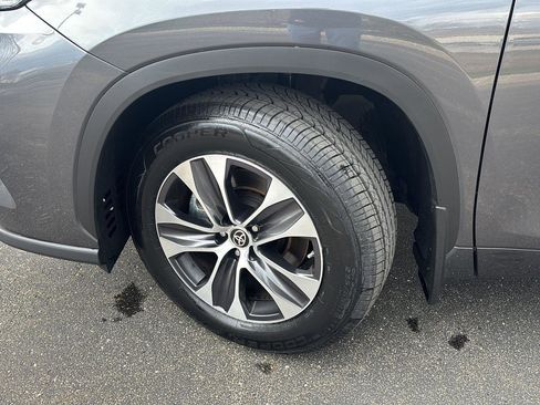 Used 2021 Toyota Highlander XLE image 5