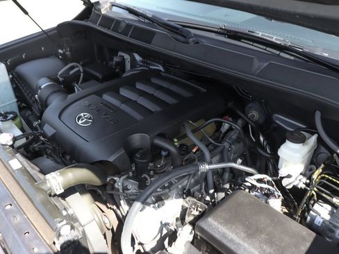 Used 2018 Toyota Tundra SR5 w/ SR5 Upgrade Package AWD/4WD image 12