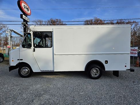 Used 2013 Ford E-350 and Econoline 350 Super Duty w/ Air Conditioning Prep Pkg image 2