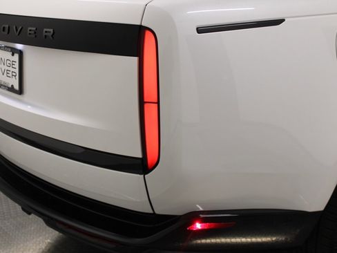 Used 2025 Land Rover Range Rover SE image 10