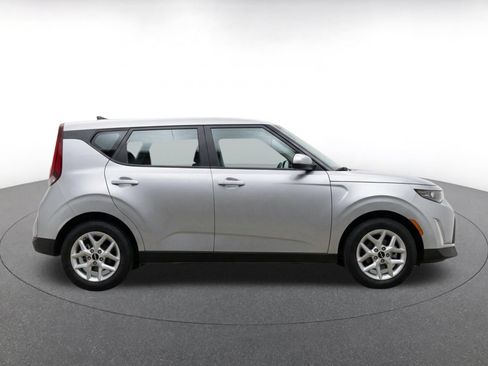 Used 2025 Kia Soul LX w/ LX Technology Package FWD image 10