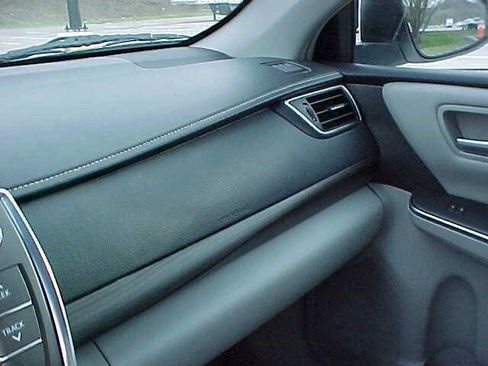 Used 2016 Toyota Camry LE FWD image 23