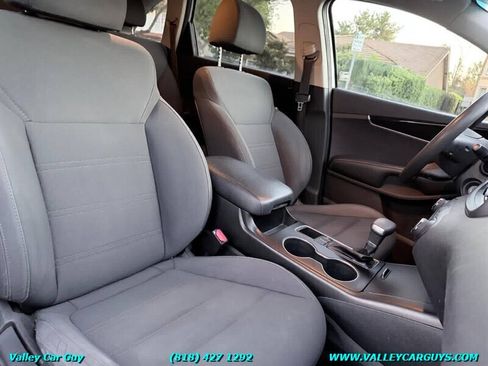 Used 2019 Kia Sorento L image 12