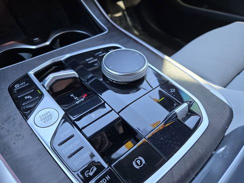 Used 2024 BMW X7 xDrive40i w/ Premium Package image 22