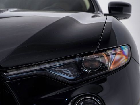 Used 2018 Maserati Levante image 6