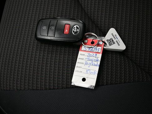 Used 2024 Toyota Highlander LE AWD/4WD image 27