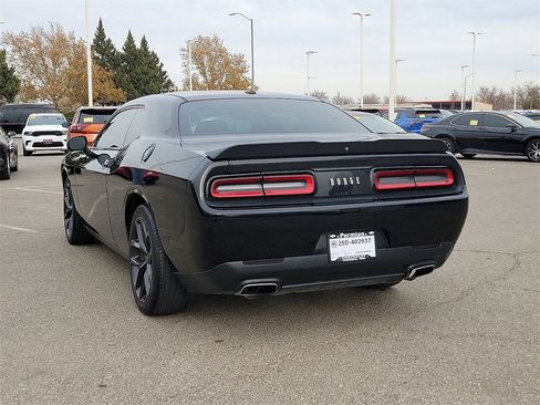 Used 2019 Dodge Challenger SXT w/ Blacktop Package image 8