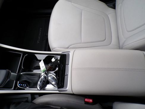 Used 2025 Hyundai Tucson SE image 24