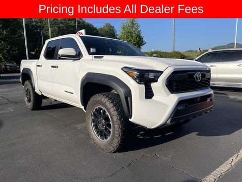 Used 2025 Toyota Tacoma TRD Off-Road w/ TRD Off Road Upgrade Package AWD/4WD image 12