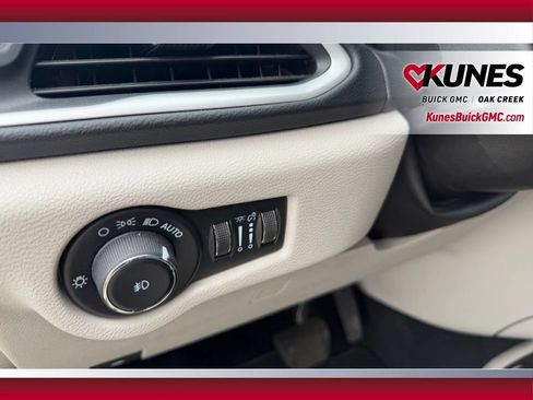 Used 2023 Chrysler Pacifica Touring-L FWD image 15