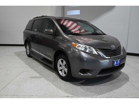 Used 2017 Toyota Sienna LE FWD image 3