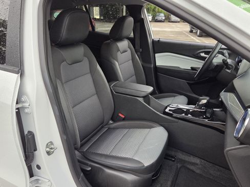 Certified 2025 Chevrolet Trax LT w/ LT Convenience Package FWD image 23
