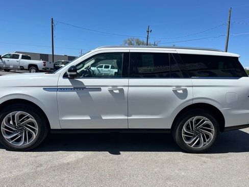 Used 2025 Lincoln Navigator Reserve AWD/4WD image 5