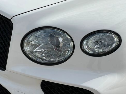Used 2021 Bentley Bentayga AWD/4WD image 16