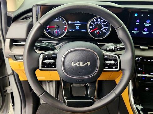Used 2023 Kia Carnival EX FWD image 13
