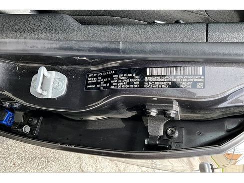 Used 2018 Jeep Renegade Latitude w/ Cold Weather Group AWD/4WD image 38
