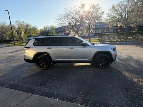 Used 2023 Jeep Grand Cherokee L Laredo image 5