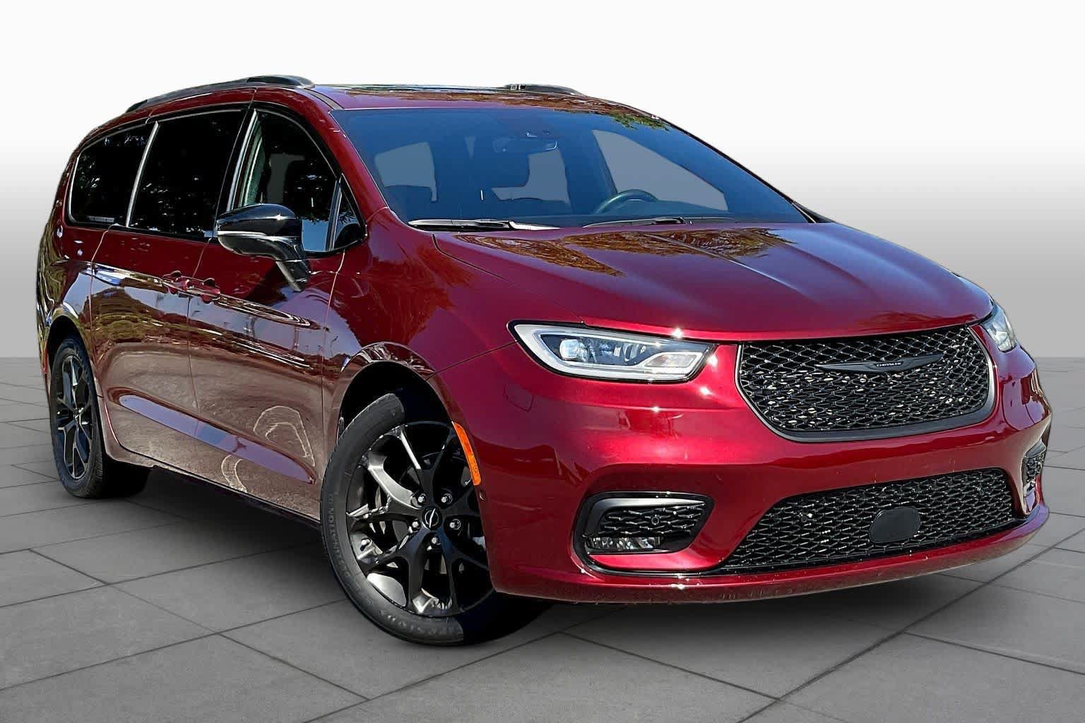 Used 2023 Chrysler Pacifica Limited w/ Uconnect Theater Family Group FWD image 3