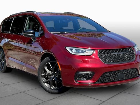 Used 2023 Chrysler Pacifica Limited w/ Uconnect Theater Family Group FWD image 3