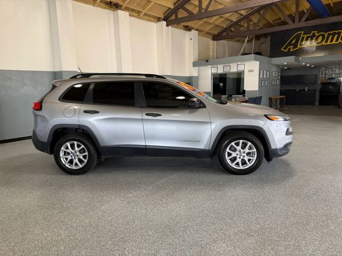 Used 2017 Jeep Cherokee Sport image 8