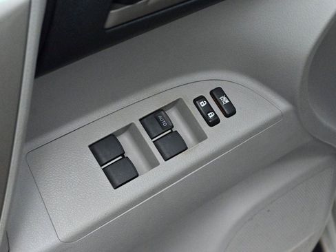 Used 2012 Toyota Highlander SE w/ Tow Pkg FWD image 10