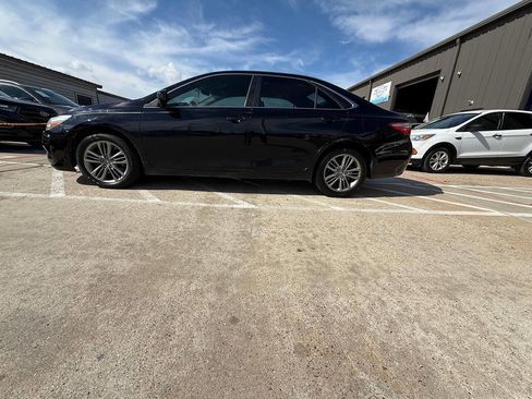 Used 2016 Toyota Camry SE image 2