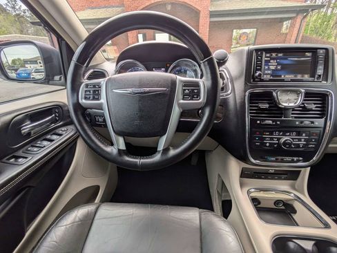 Used 2013 Chrysler Town & Country Limited w/ Luxury Group FWD image 16