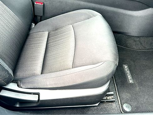 Used 2025 Nissan Altima 2.5 SV FWD image 25