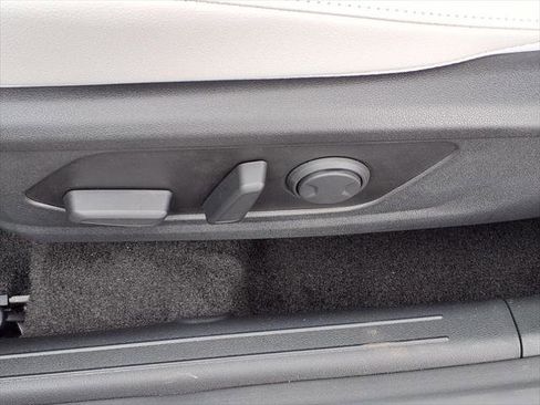 New 2025 Hyundai Elantra Limited image 18