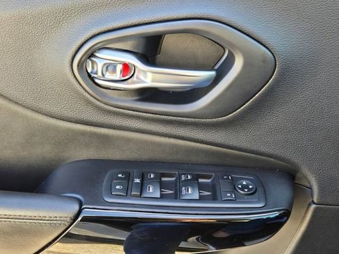 Used 2019 Jeep Cherokee Latitude Plus image 24