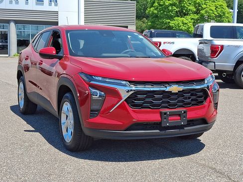 Used 2026 Chevrolet Trax LS w/ LS Convenience Package FWD image 2