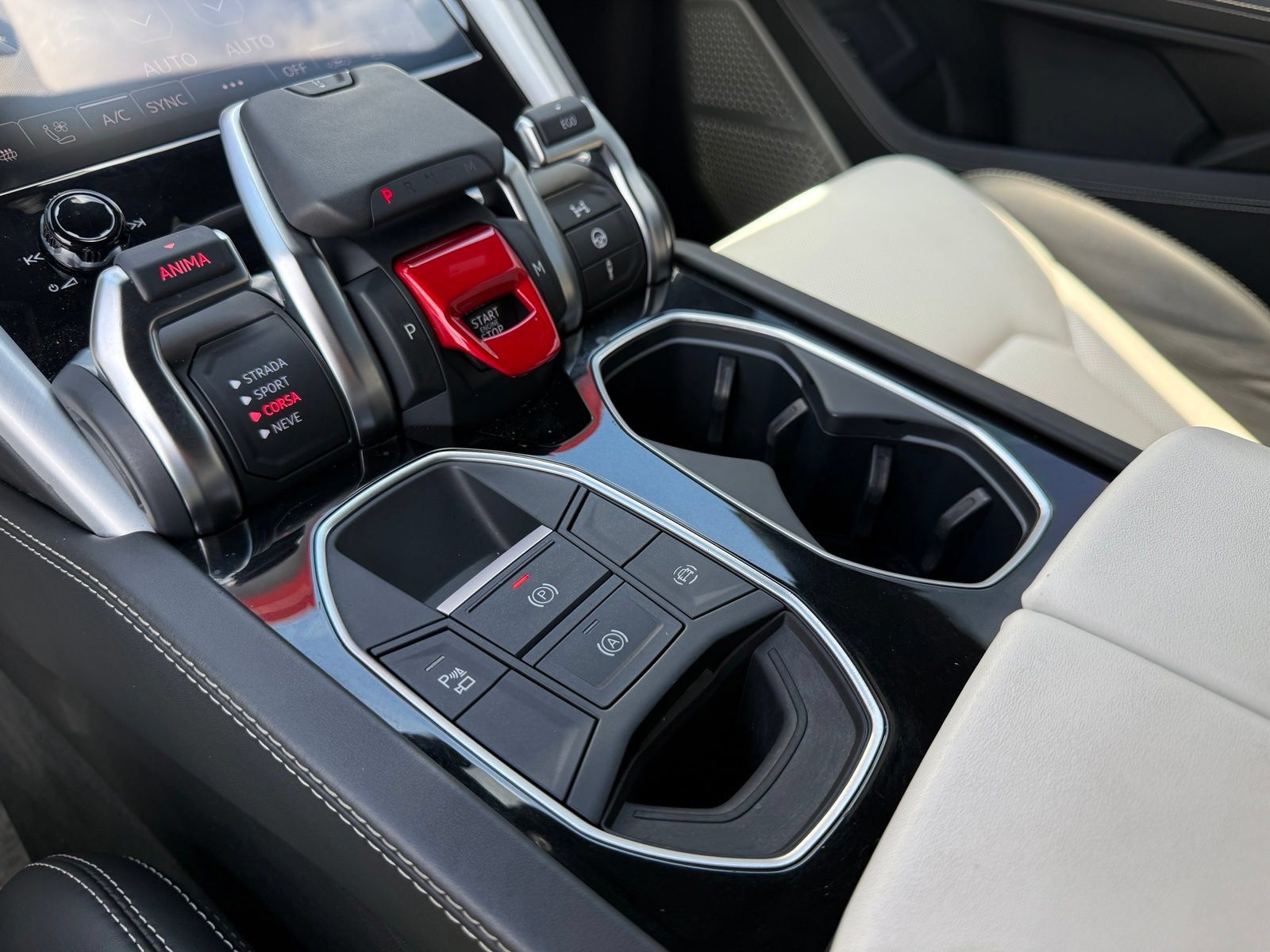 Used 2022 Lamborghini Urus AWD/4WD image 35