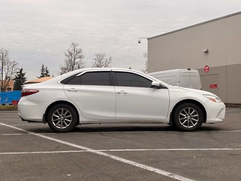 Used 2016 Toyota Camry LE image 6