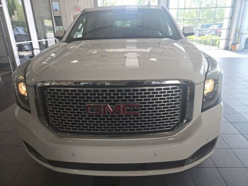 Used 2017 GMC Yukon XL SLT AWD/4WD image 3