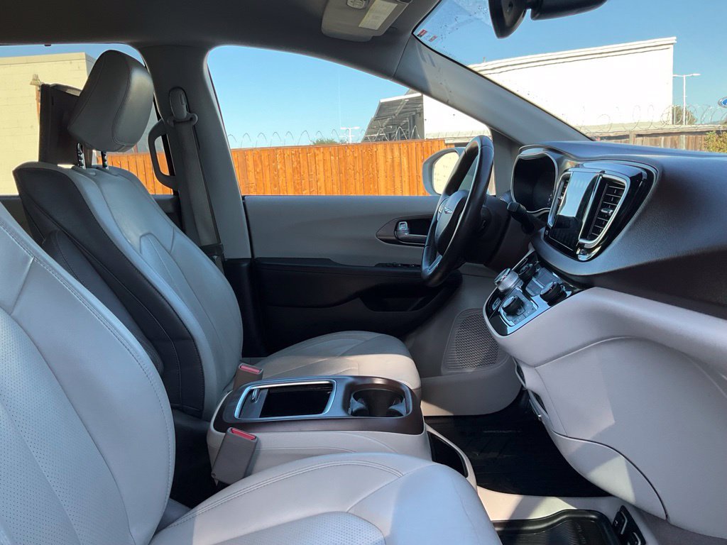 Used 2017 Chrysler Pacifica Touring-L Plus FWD image 32