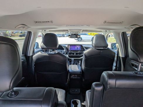 Used 2023 Toyota Highlander Limited image 14