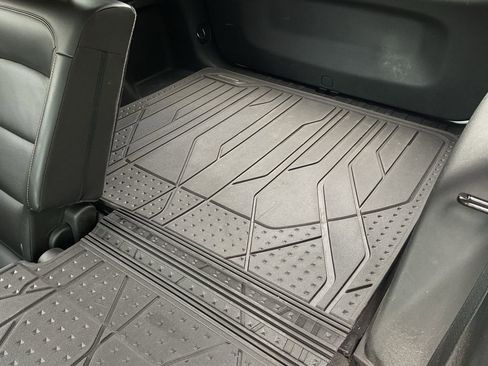 Used 2020 Chevrolet Equinox LT w/ Sport Edition image 17