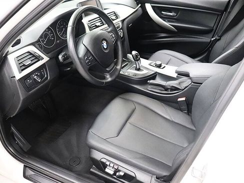 Used 2017 BMW 320i Sedan RWD image 9