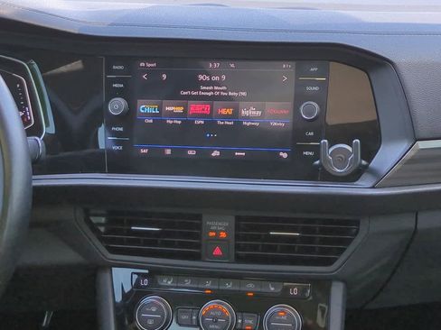 Used 2019 Volkswagen Jetta SEL w/ Cold Weather Package FWD image 17