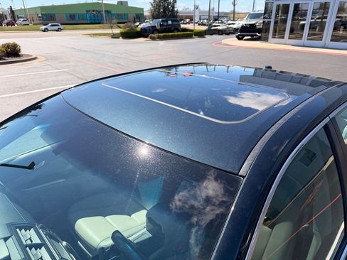 Used 2012 Toyota Camry XLE w/ Leather Pkg image 2