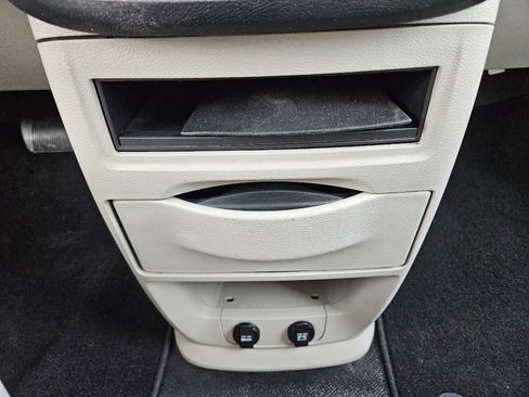 Used 2018 Dodge Grand Caravan SE image 45