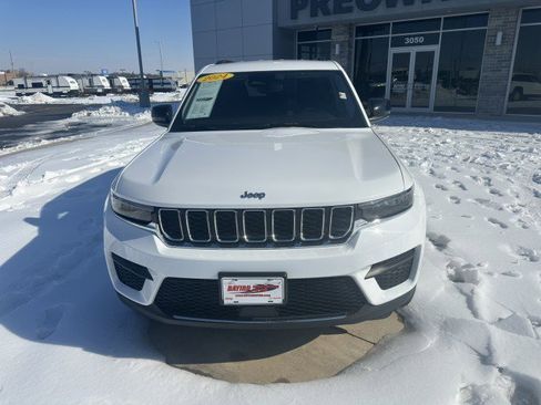 Used 2024 Jeep Grand Cherokee Laredo image 4