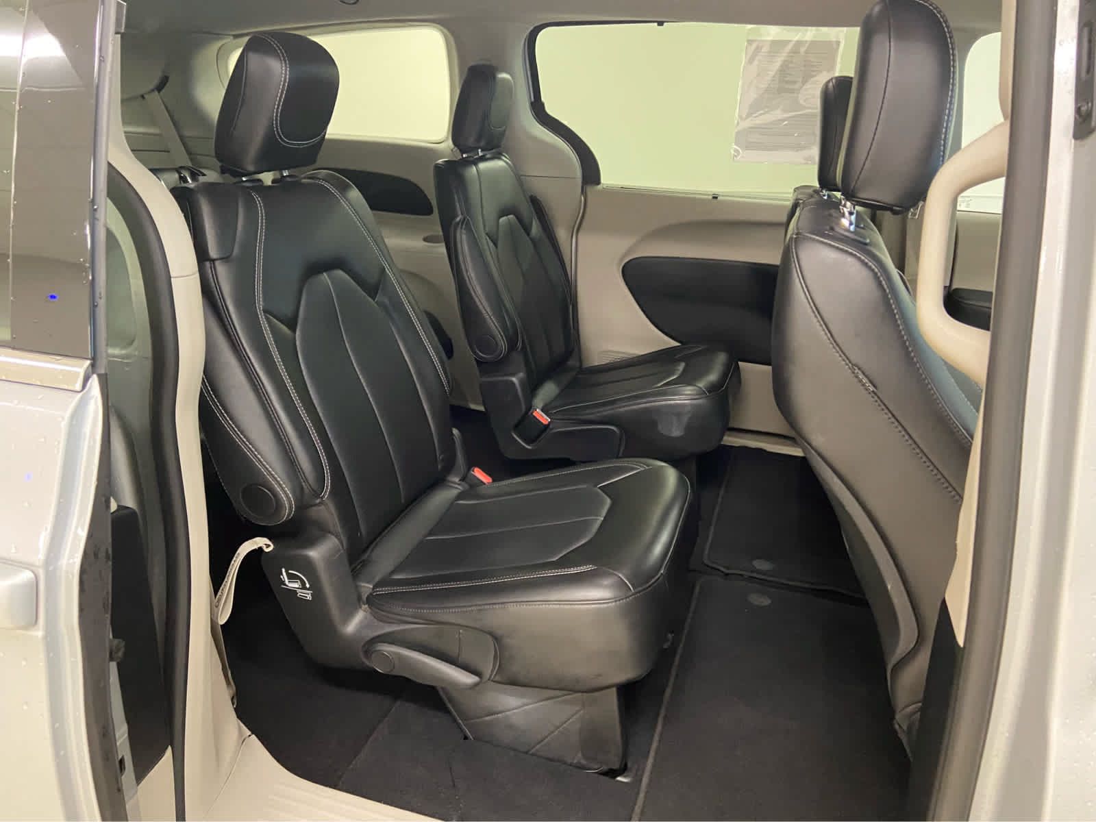 Used 2024 Chrysler Pacifica Touring-L FWD image 17