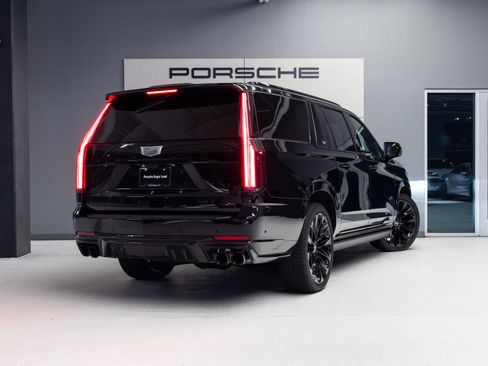 Used 2026 Cadillac Escalade ESV V w/ LPO, ONYX Package AWD/4WD image 7