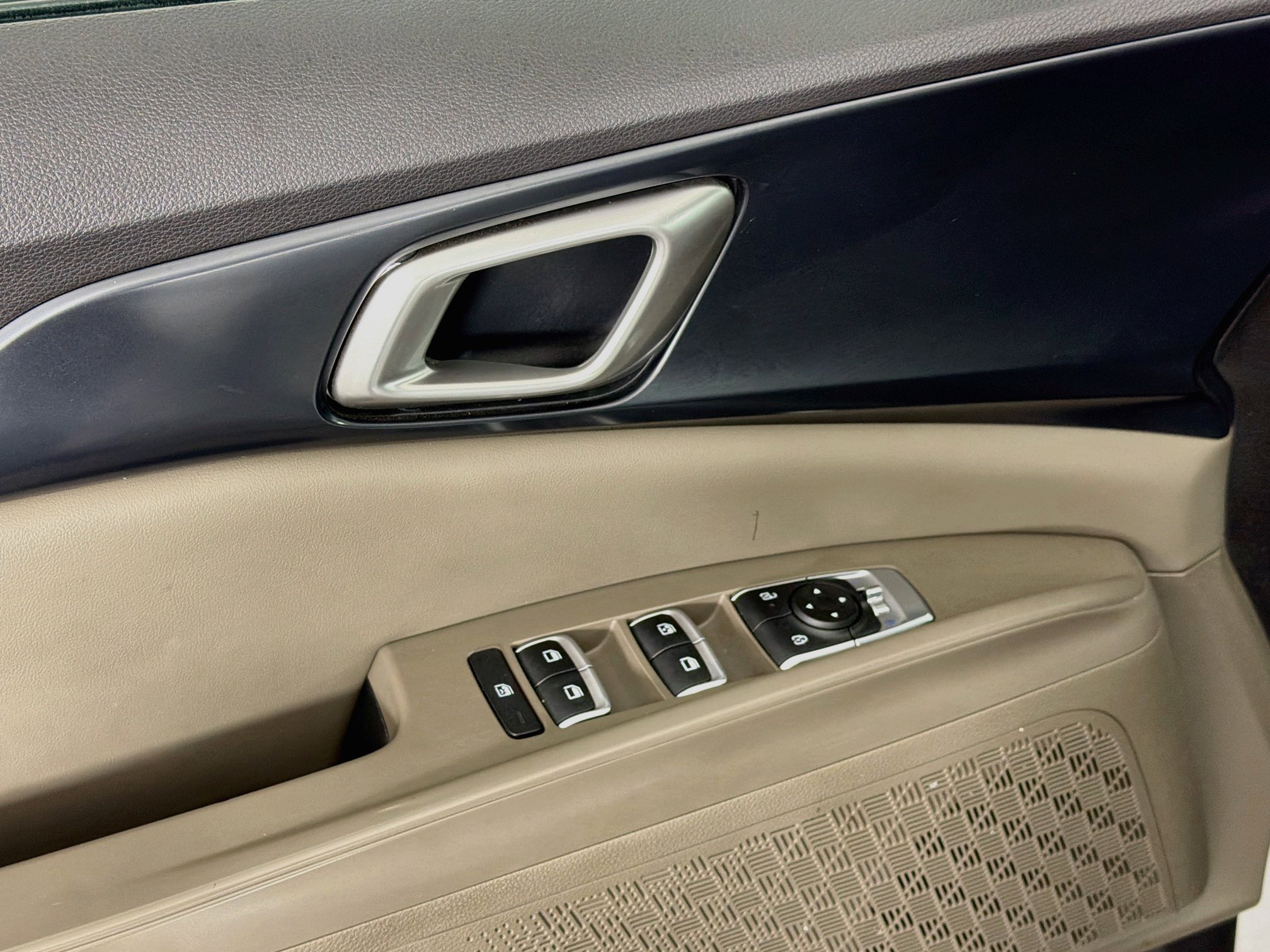 Used 2025 Kia Carnival FWD image 15
